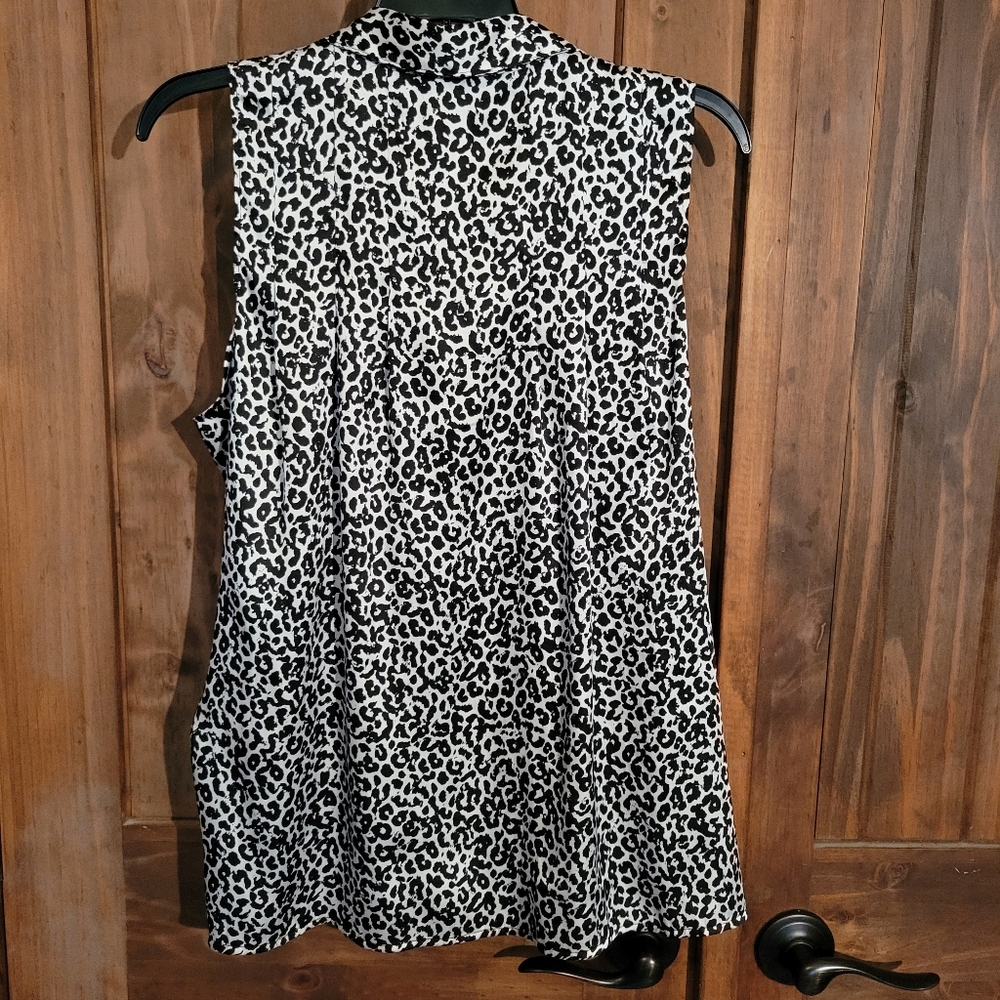 Forever 21 button up Silky top - Picture 2 of 4